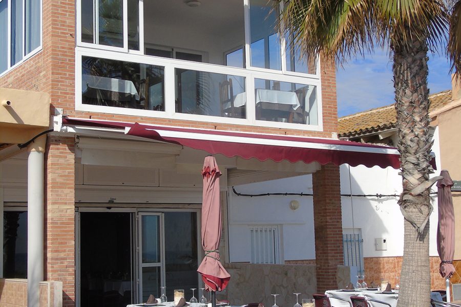 Fachada y terraza en el paseo marítimo de la Playa de Puçol