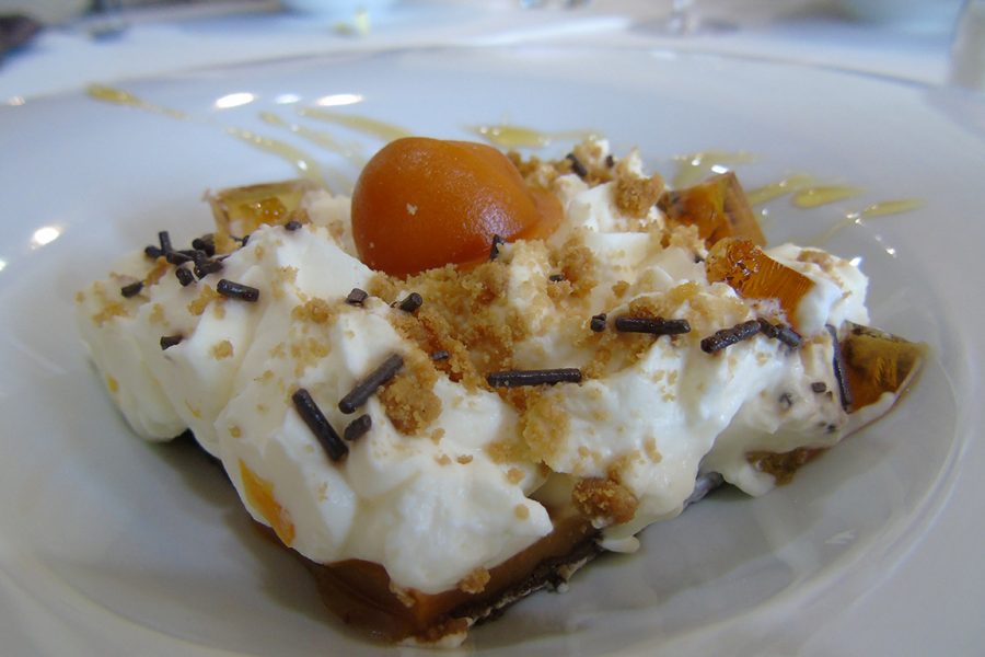 Tarta de chocolate blanco con dulce de leche y crocanti de almendra