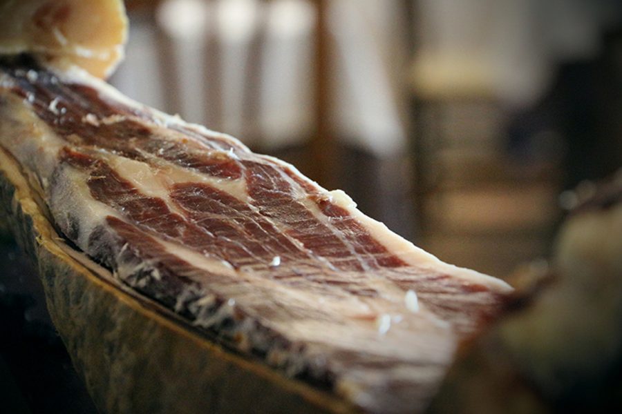 Mesa montada para comida de empresa