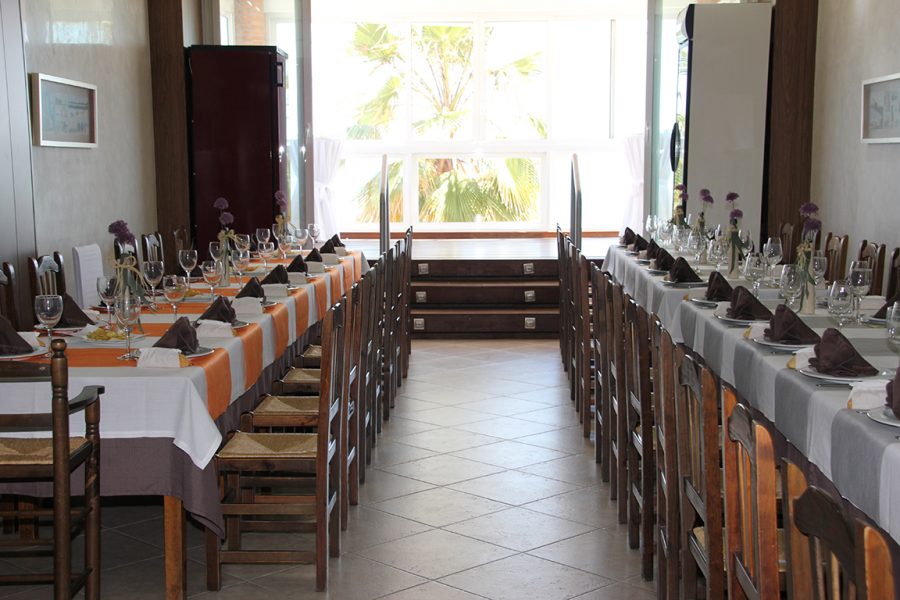 Mesas preparadas para un evento