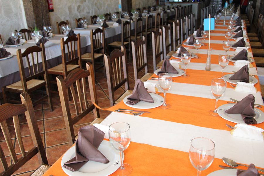 Mesa montada para comida de empresa