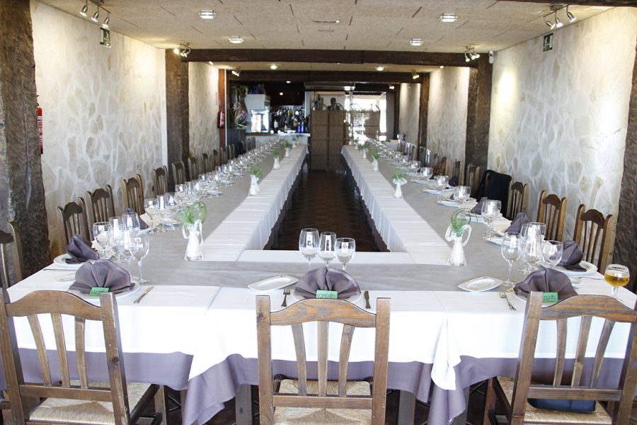 Mesa montada para una comunión en Restaurante Galli