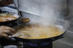 Cocinando Paella en el Restaurante Galli