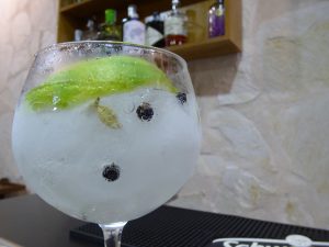Detalle de la preparación de un Gin Tonic