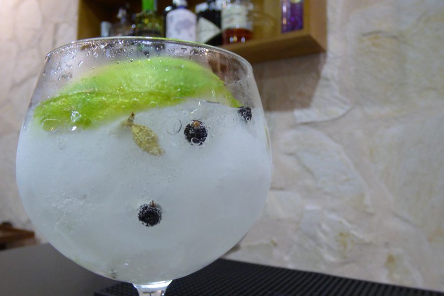Detalle de la preparación de un Gin Tonic