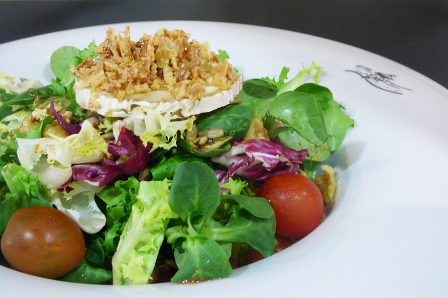 Ensalada queso de cabra , tomate cherry, cebolla frita y nueces.
